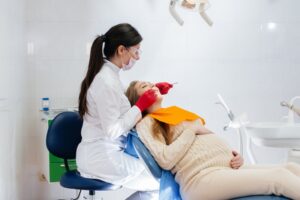 pregnant patient with the dentist